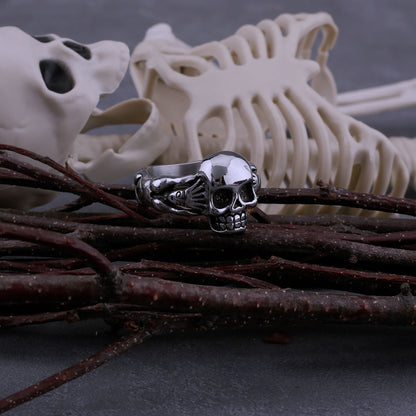 Blackcraft Cult Gothic Hand Holding Skull Ring Men's Retro Rock Index Finger Hip Hop Ring Biker Street Simple Jewelry Gift Wooden Box Skull Gothic Black